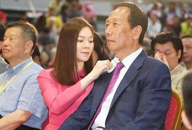 结婚17年,75岁郭台铭已衰老萎缩,小24岁娇妻仍貌美如花相当黏人