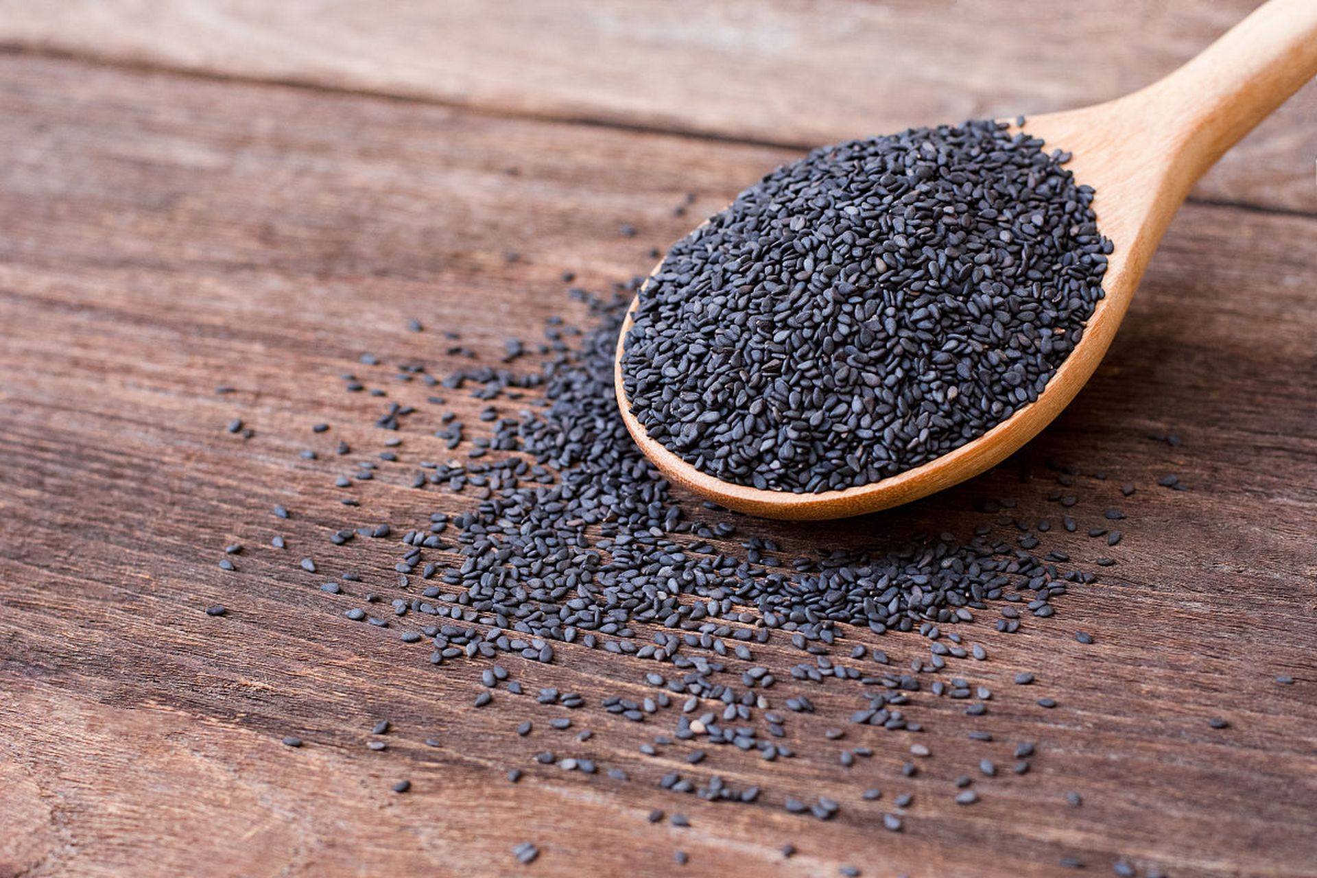 原创            长辈乌发养发指南！7 种家常温和食物，滋养肝肾，头发更乌黑发亮