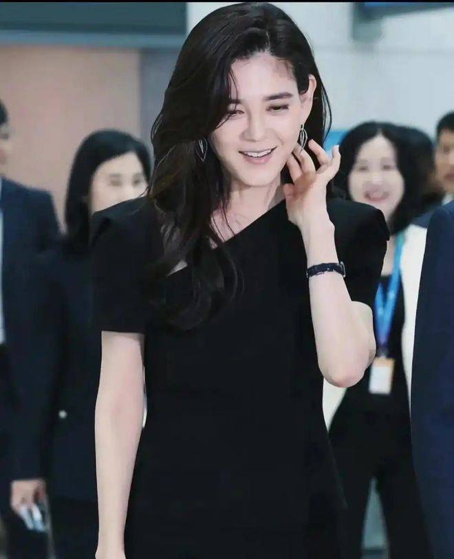 三星长公主带儿子看nba,18岁儿子肥嘟嘟,李富真保养的像30岁