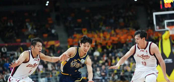 逆转深圳，萨林杰关键发力，徐杰贡献9分，胡明轩表现低迷，三人表现未达标