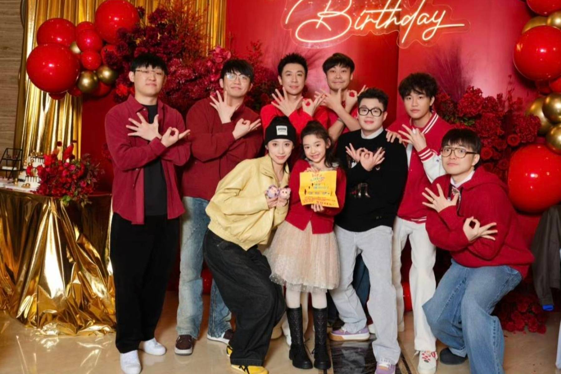 璇姐操办生日会,小酒窝给张维伊庆生,这重组家庭太暖了_董璇_继父_祝张维