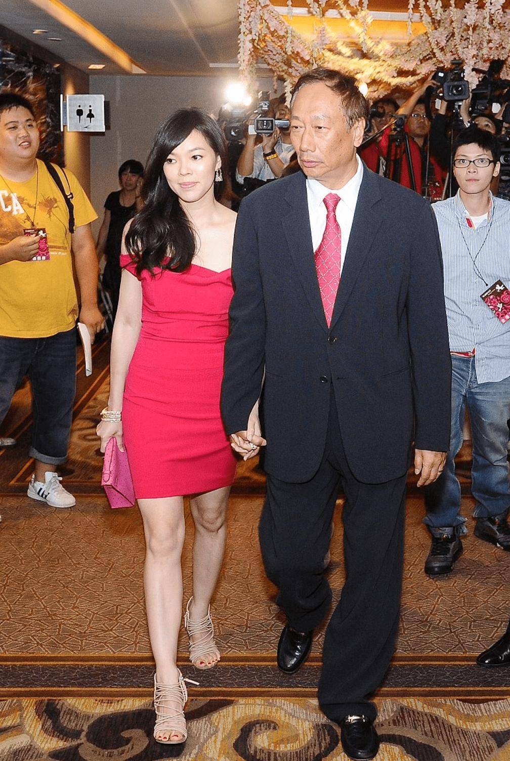 年过六旬的郭台铭,看着小妻子为自己带来一个又一个孩子,心中的成就感
