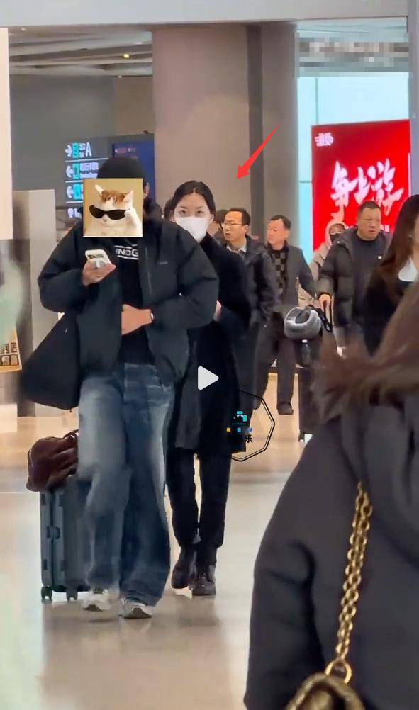 19岁李嫣展绝佳气质,与男性友人同行,两人默契...