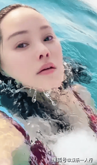 原创            伊能静再婚11年首晒沙漠泳池比基尼照，腰臀曲线引热议，没给庾澄庆留体面