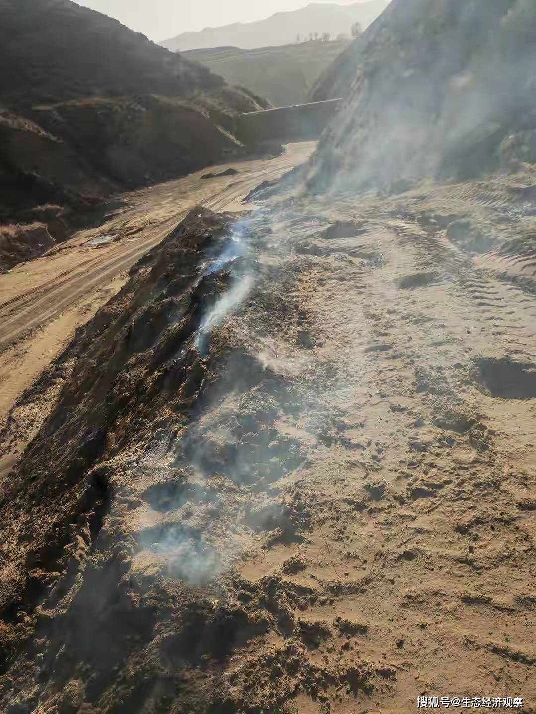 朔州市平鲁区陶村乡卢家窑村南一处煅烧煤矸石烟雾缭绕污染严重
