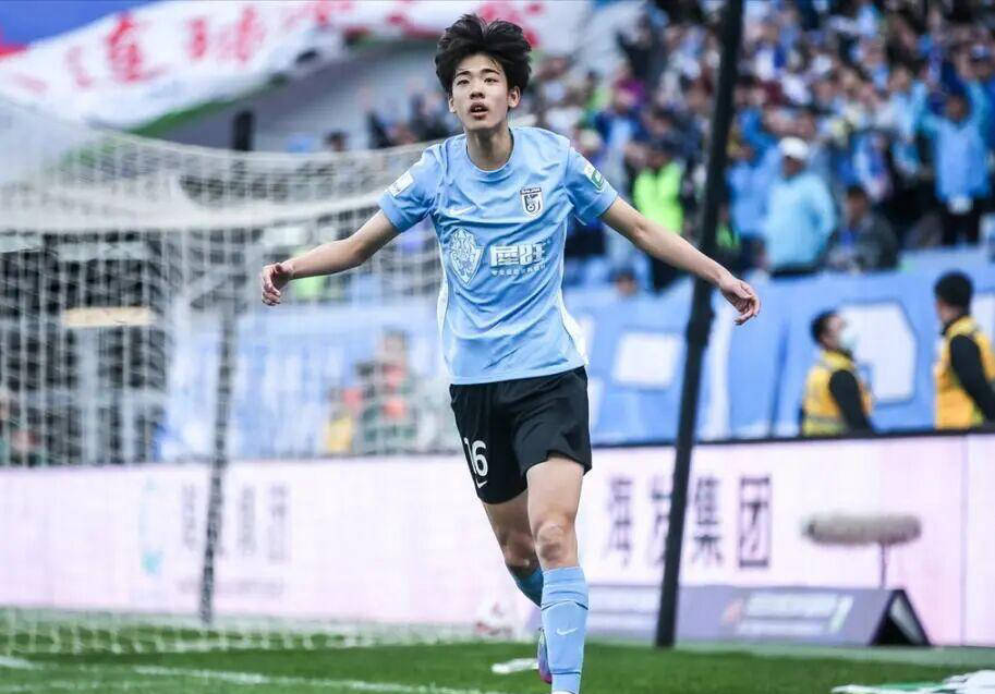 国足紧急补招20岁新星赴迪拜拉练，青春风暴携务实步伐稳健启航