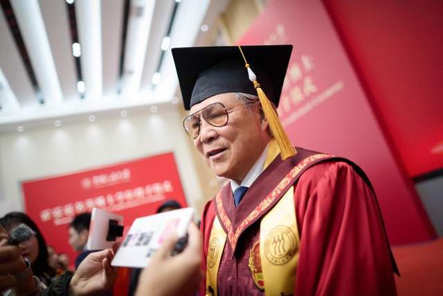 霍震霆获授中国人民大学名誉博士学位(图4) 霍震霆获授中国人民大学名誉博士学位(图4)