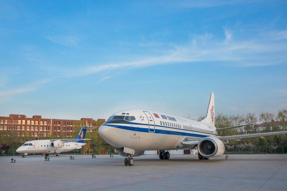 例如,该校的航空工程学院与北京飞机维修工程有限公司等企业深度绑定