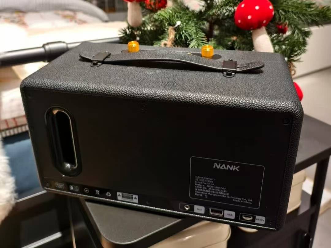 送礼送什么显高档又实用?这款复古蓝牙音箱简直不要太合适,皮质外壳,档次瞬间提升!