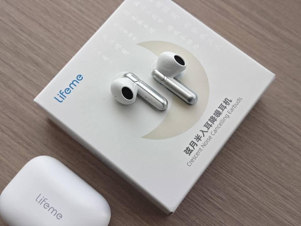 地铁里的弦月：这副耳机如何用东方美学，治愈了我的通勤焦虑！