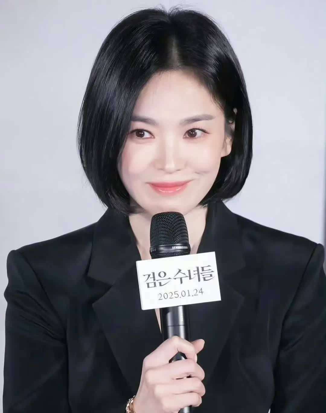 宋慧乔新造型短发吸睛!白t配围巾,少年感满满超清爽