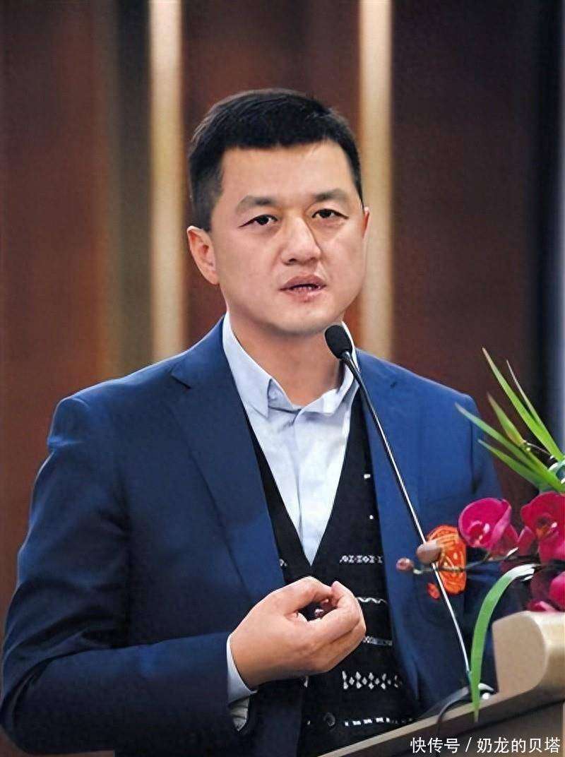 原创            李亚鹏接不住泼天流量，首场直播卖茶叶和紫砂壶，快急死网友了