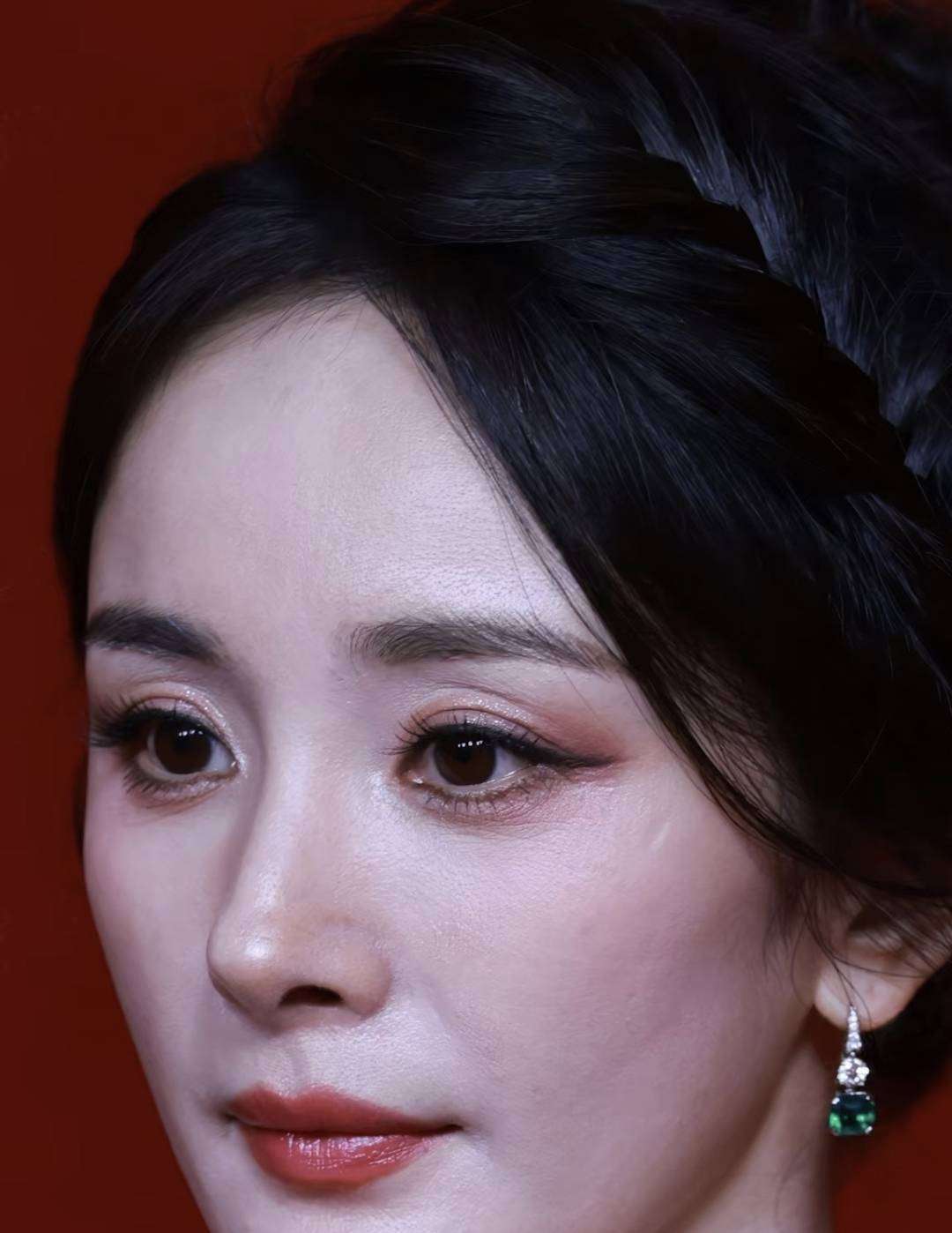 杨幂无滤镜近照流出,眼角皱纹明显,网友:这还是那个少女幂吗?