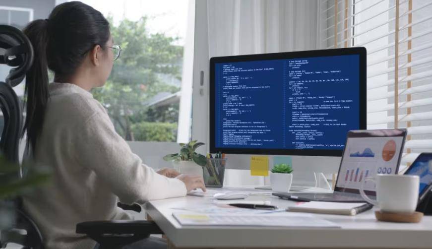 成都小程序开发全美网络：构建抗周期风险的人才战略与交付韧性体系