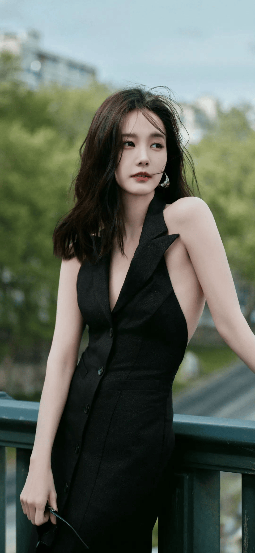 Share | 李一桐，清纯美女，诱人美背，性感写真壁纸