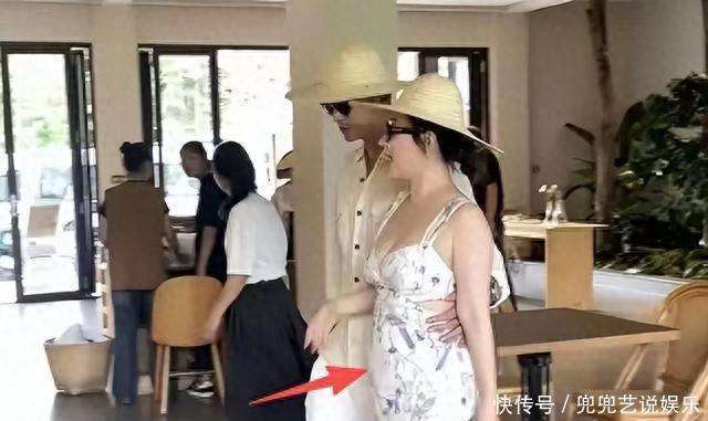 原创            霍思燕瘦到100斤了！穿皮草配丝袜优雅华贵，皮肤嫩得能掐出水