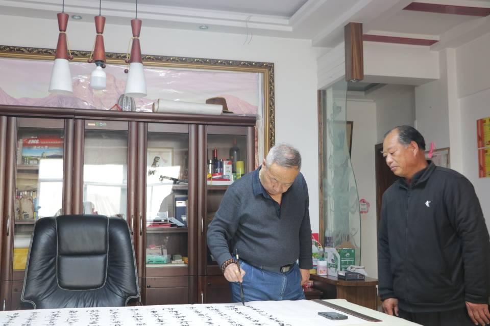 看到书法老师示范时连空气都变得沉静一一那是文化的力量在流淌
