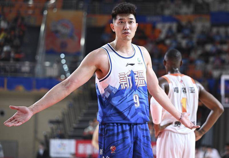 肋骨骨裂仍要参赛！吴冠希谢绝休养与球队并肩作战