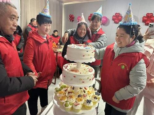 穆店镇残联开展集体过生日爱残助残活动(图2) 穆店镇残联开展集体过生日爱残助残活动(图2)