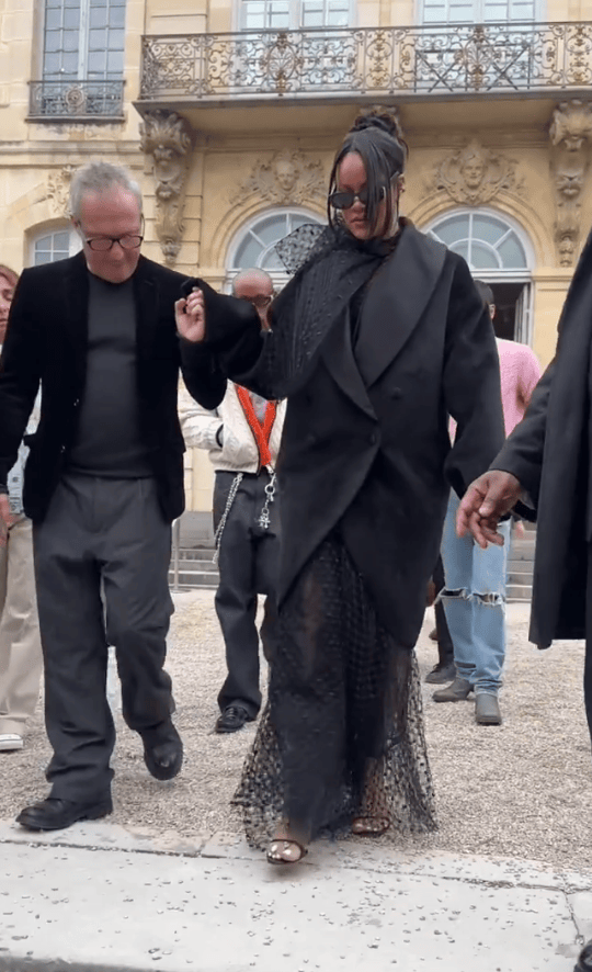 蕾哈娜现身巴黎时装周 小腹微微隆起疑似再次怀孕