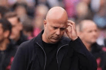 星空之下的争议发言:斯洛特言论引发安菲尔德震荡