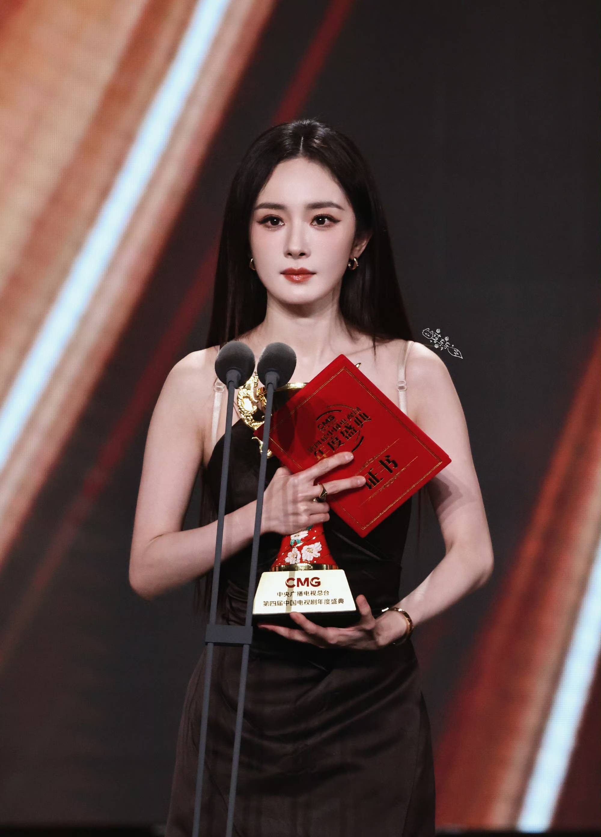 杨幂总台视后实锤!缺席红毯反炸场,农妇造型 撞树梗笑不活了