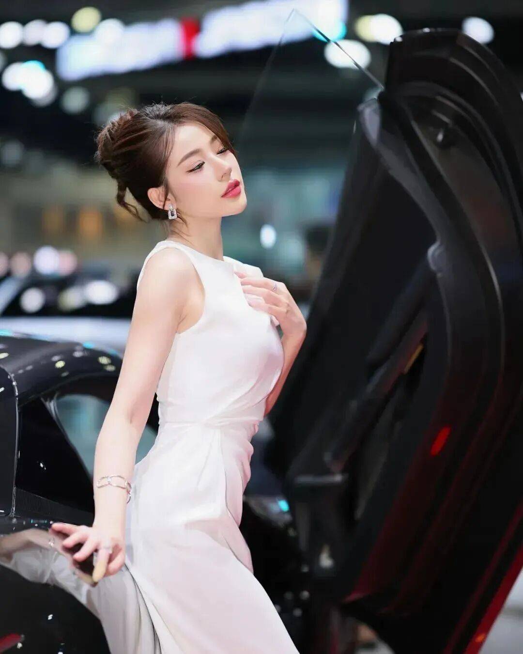 a4腰大长腿神似angelababy东南亚甜辣车模颜值身材杀疯全网