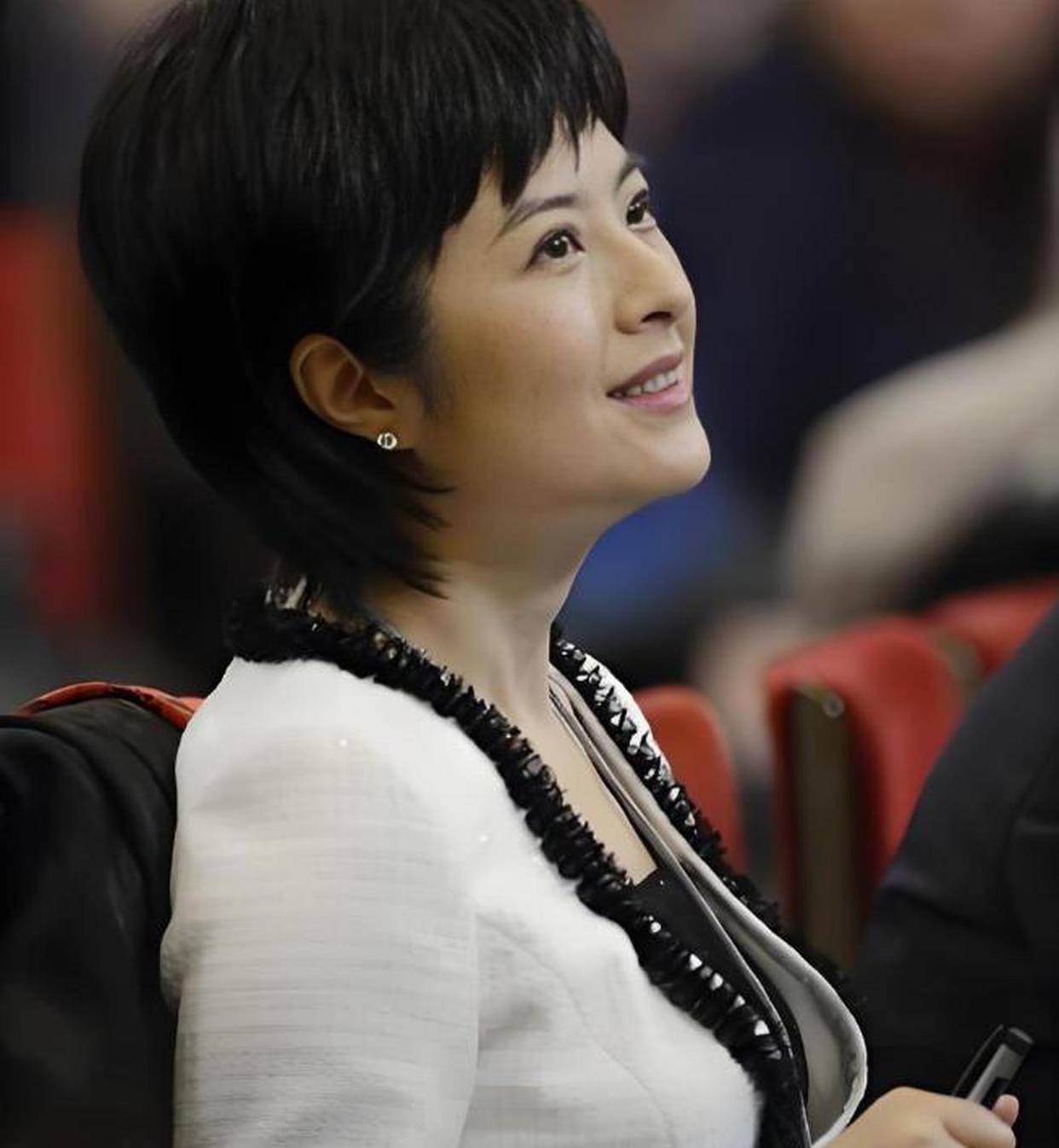 和李铁相守26年离开央视后财富自由定居上海满头白发也坦然