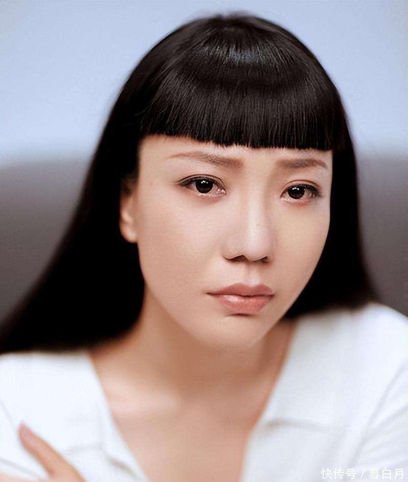 消失的巨星吴莫愁! 从上亿代言费到县城卖唱,她经历了什么