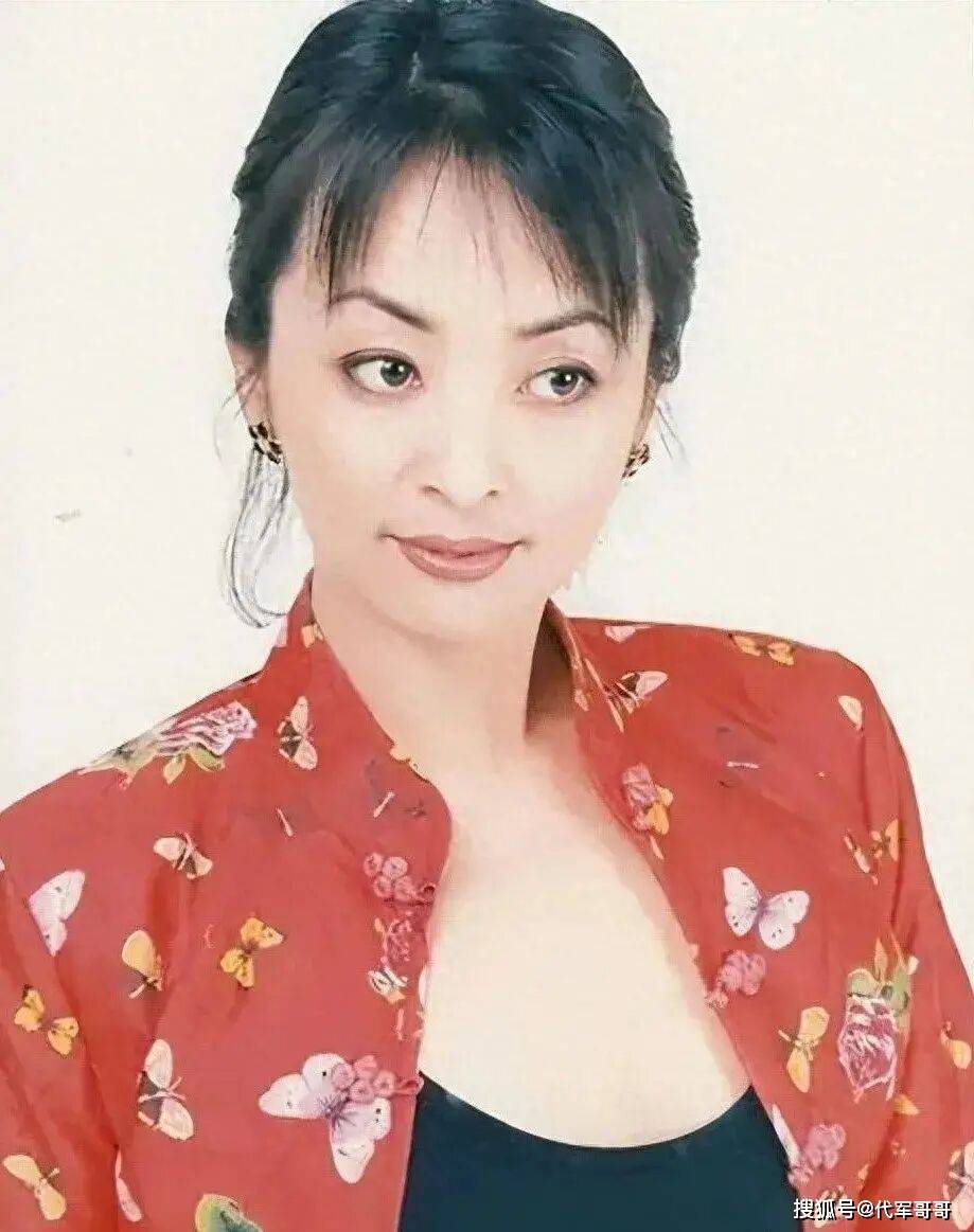 原创            62岁李勤勤近况曝光！经历三次失败跨国婚姻，与34岁儿子相依为命