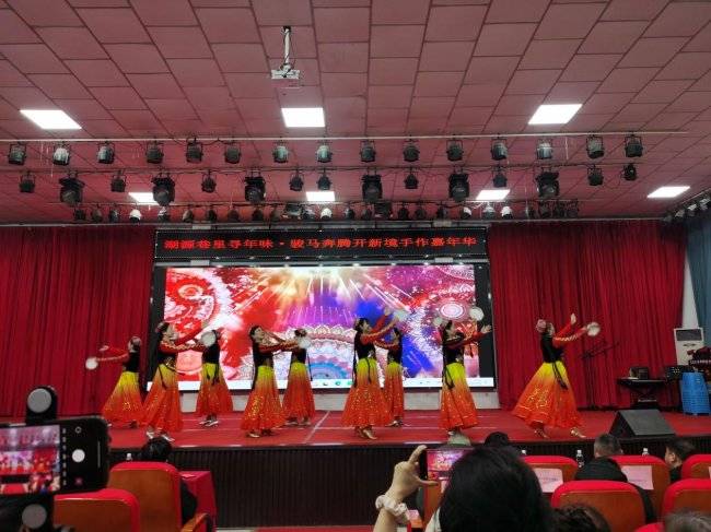 湖源巷里寻年味 骏马奔腾开新境(图1) 湖源巷里寻年味 骏马奔腾开新境(图1)