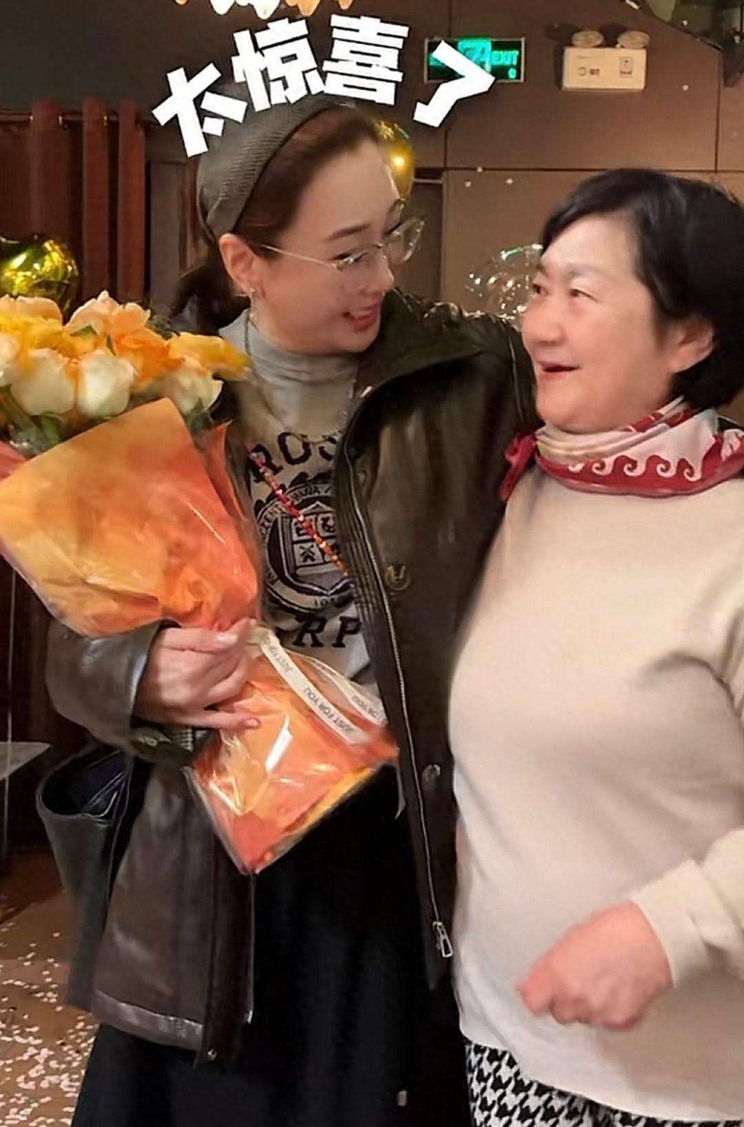 原创            严屹宽老婆41岁生日，夫妻俩甜蜜亲脸，婆婆送杜若溪万元大红包