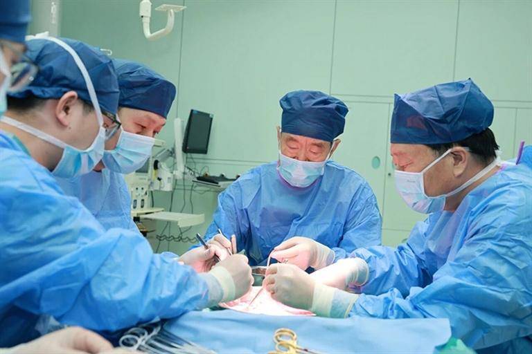 国际首例 西安医疗团队成功实施猪肝体外灌注术治疗肝衰竭