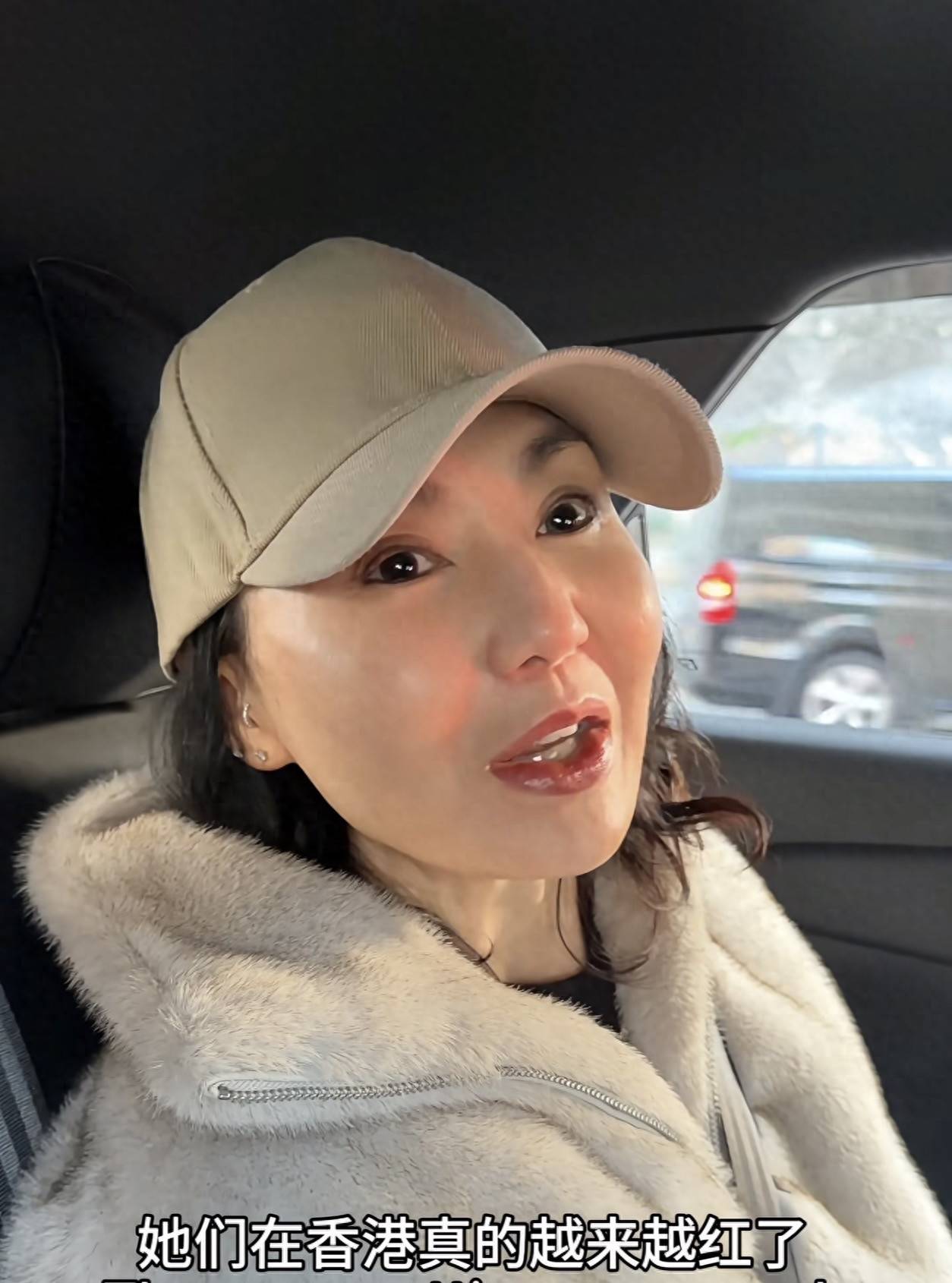 原创            张曼玉回香港看女团演出，与朋友坐看台没被认出，称喜欢了六七年