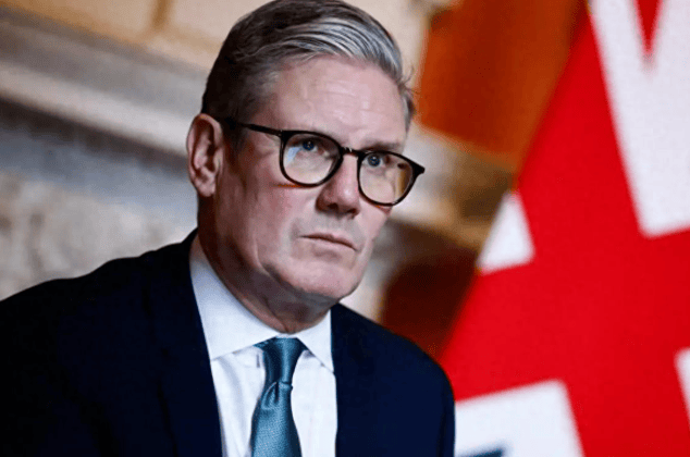 回到英国斯塔默果然变了！面对污蔑中国的反对党，直接用8个字回应