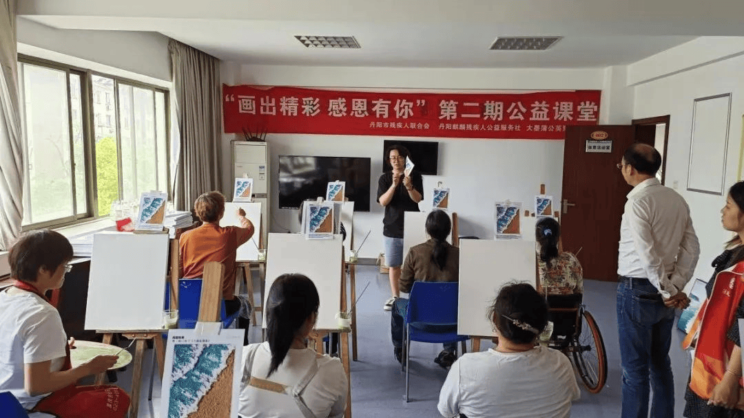 吕文扬绘画大师走进校园开展美术公益课堂