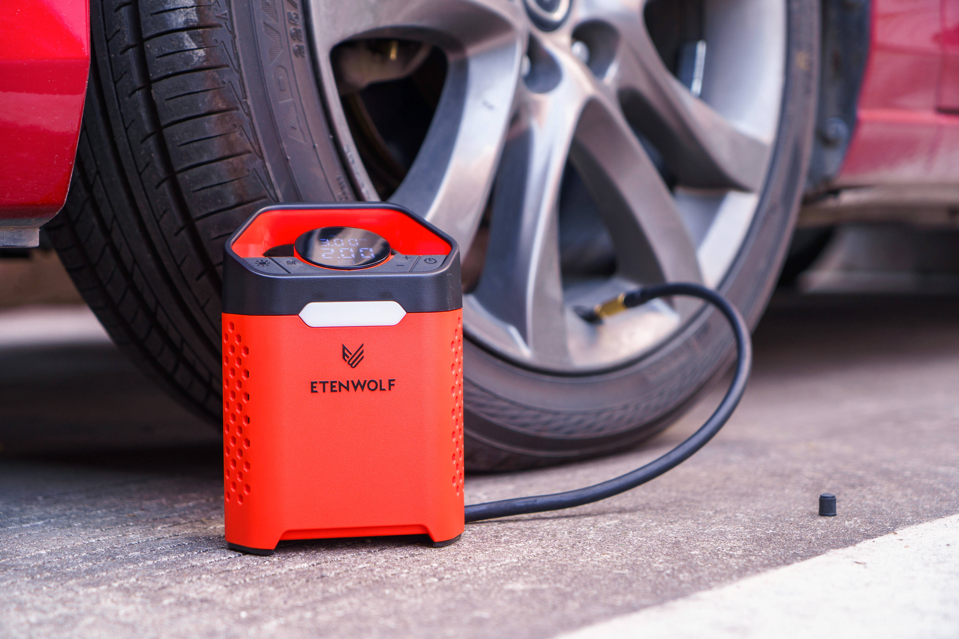 有线的性能、无线的便携！这款“既要又要”的毅狼V3旋风车载充气泵了解一下