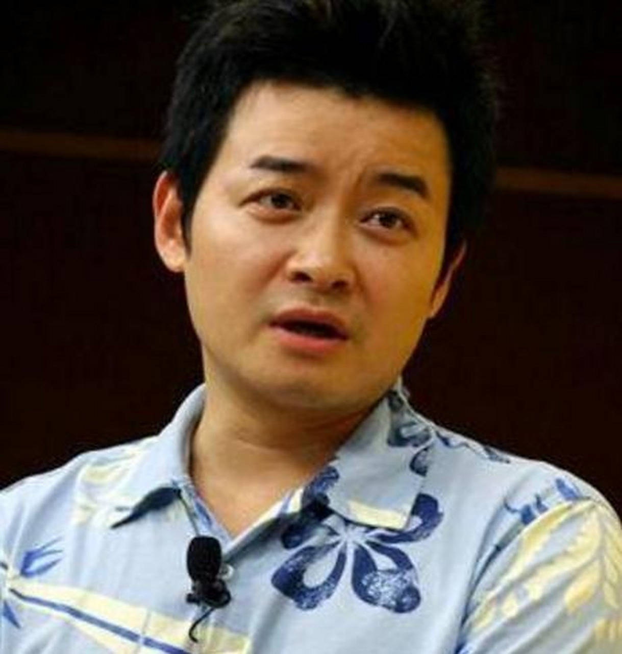 31岁因一句话离央视赴美国如今51岁怎样了