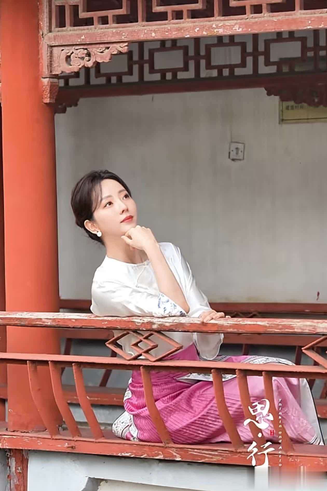 39岁李思思带火新穿法缎面小衫+马面裙+白鞋减龄时髦