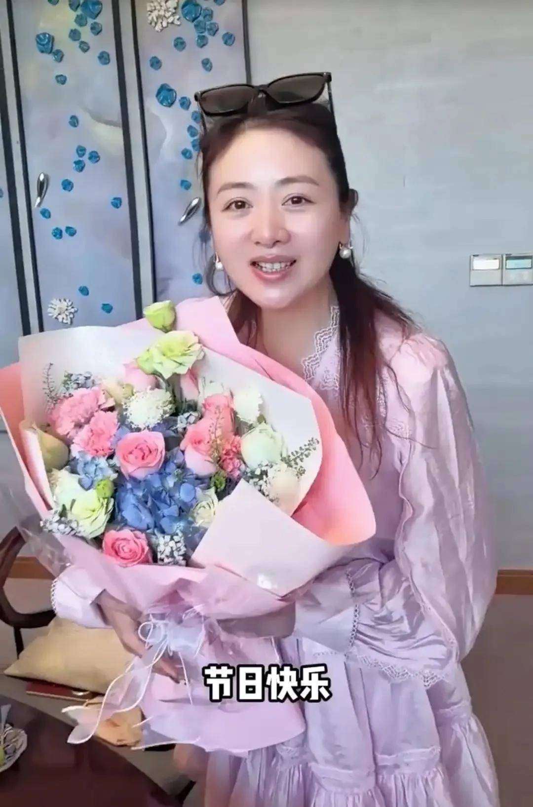 小李琳情人节收经超鲜花夫妻甜蜜亲吻网友心都化了