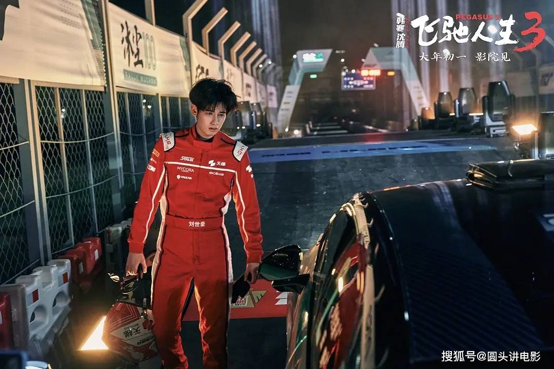 目前热映电影票房榜，《镖人：风起大漠》倒数，第一票房突破13亿