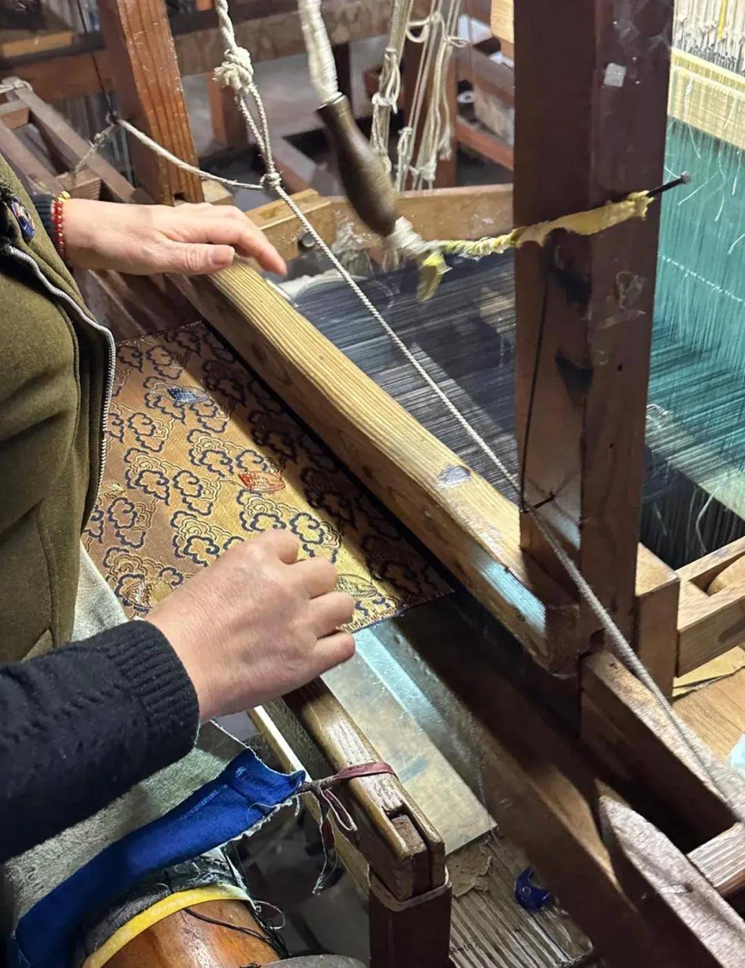 秦岚、李沁爱上同一件衣，热依扎、薛凯琪戴了同一朵花