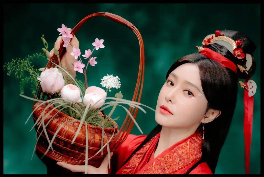 秦岚、李沁爱上同一件衣，热依扎、薛凯琪戴了同一朵花