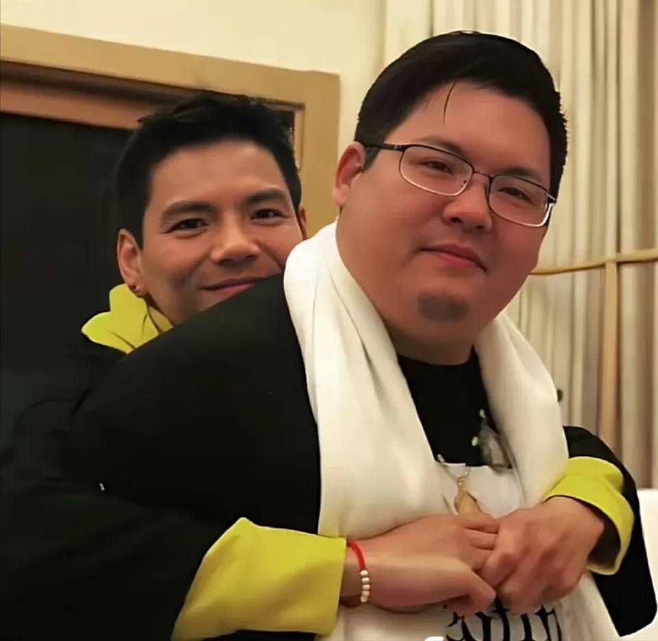 向佑到底干了什么？向太直接拉黑 向华强连面都不见 俩儿子只给生活费 不饿死就行！