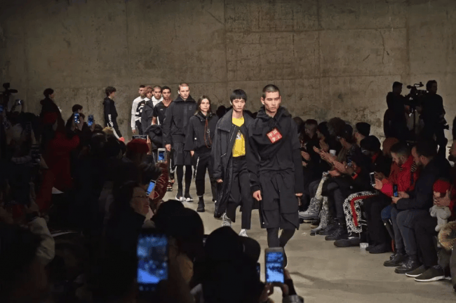 从卖产品到做文化：京东、李宁、梅见青梅酒等六大品牌的艺术实践路径