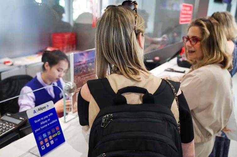 图片[6]-大量外国人涌入中国！钻小巷逛菜场，免签后体验式旅游爆火 -华闻时空