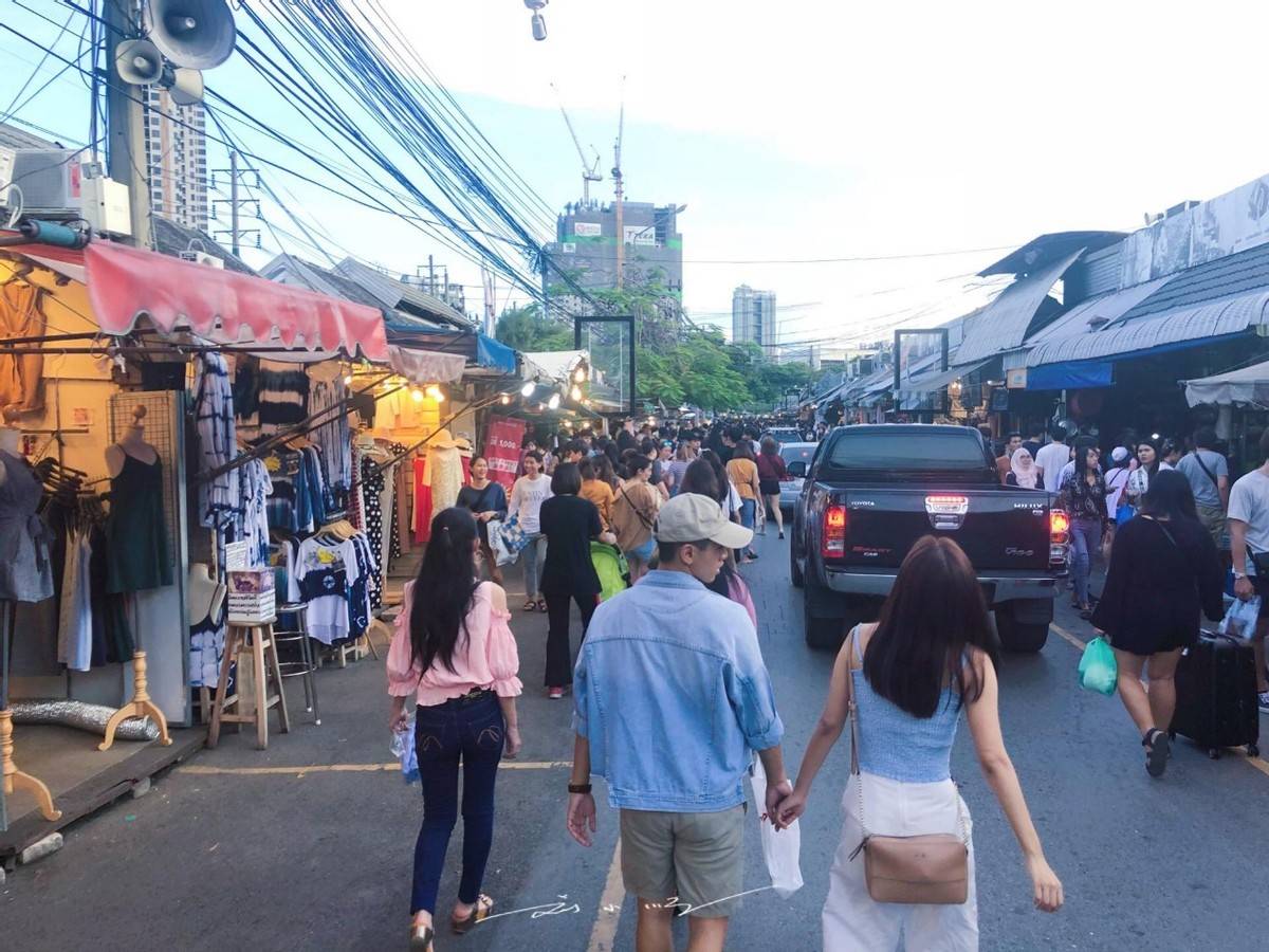 图片[2]-大量外国人涌入中国！钻小巷逛菜场，免签后体验式旅游爆火 -华闻时空