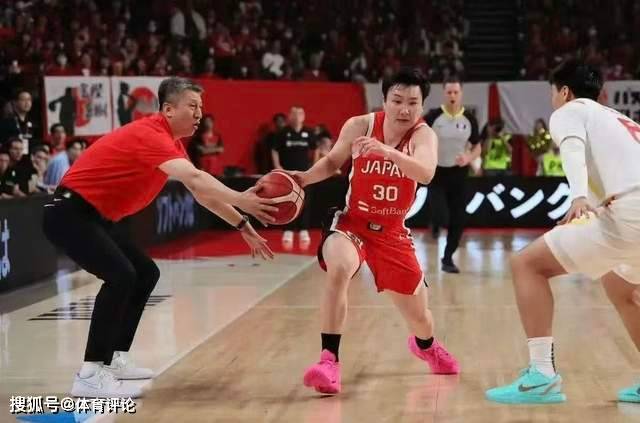 中国男篮感人一幕！郭士强跪在地上布置战术：他给男篮带去精气神