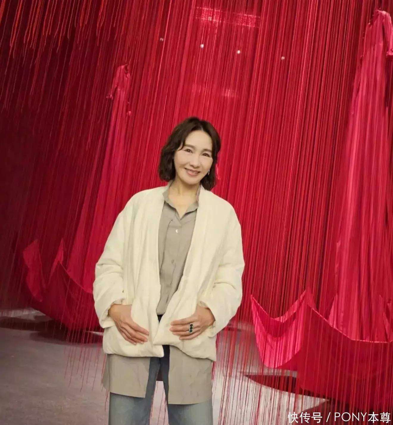 54岁黎姿妥妥的时尚美人她身穿低饱和粉色搭牛仔裤和妈妈真像
