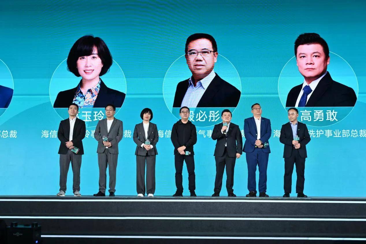 《0手洗0等待0交叉，海信推出全球首创6合1热泵洗护站，实现全家全身分区洗护自由》